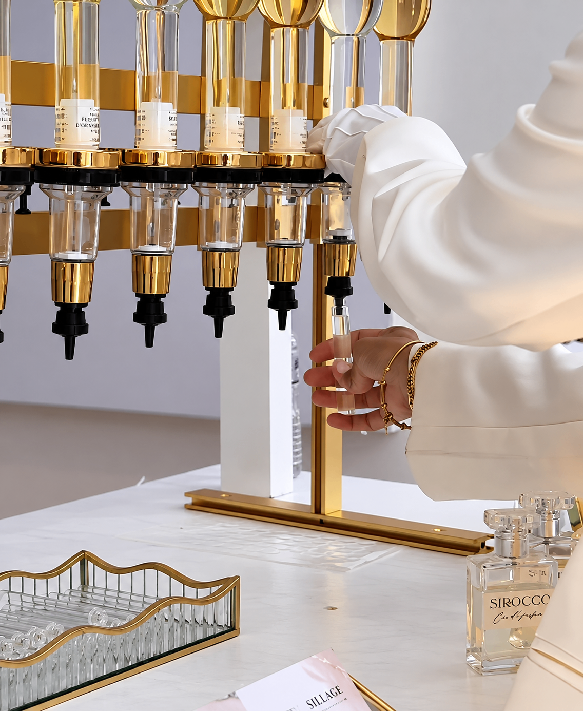 Sélection d’une fragrance parmi des flacons en cristal